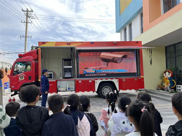 你好，消防员叔叔